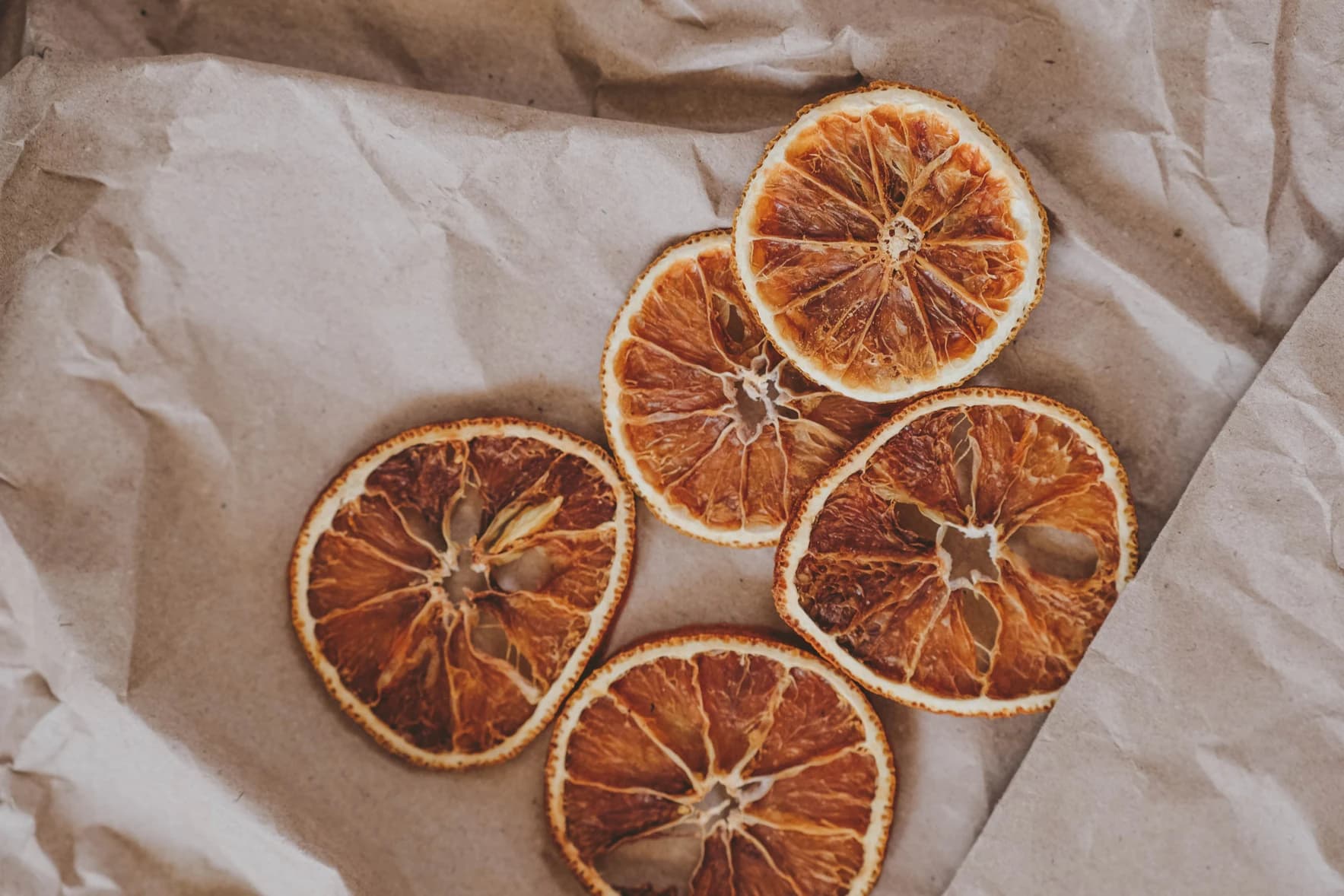 Rodajas de naranja deshidratadas sobre papel